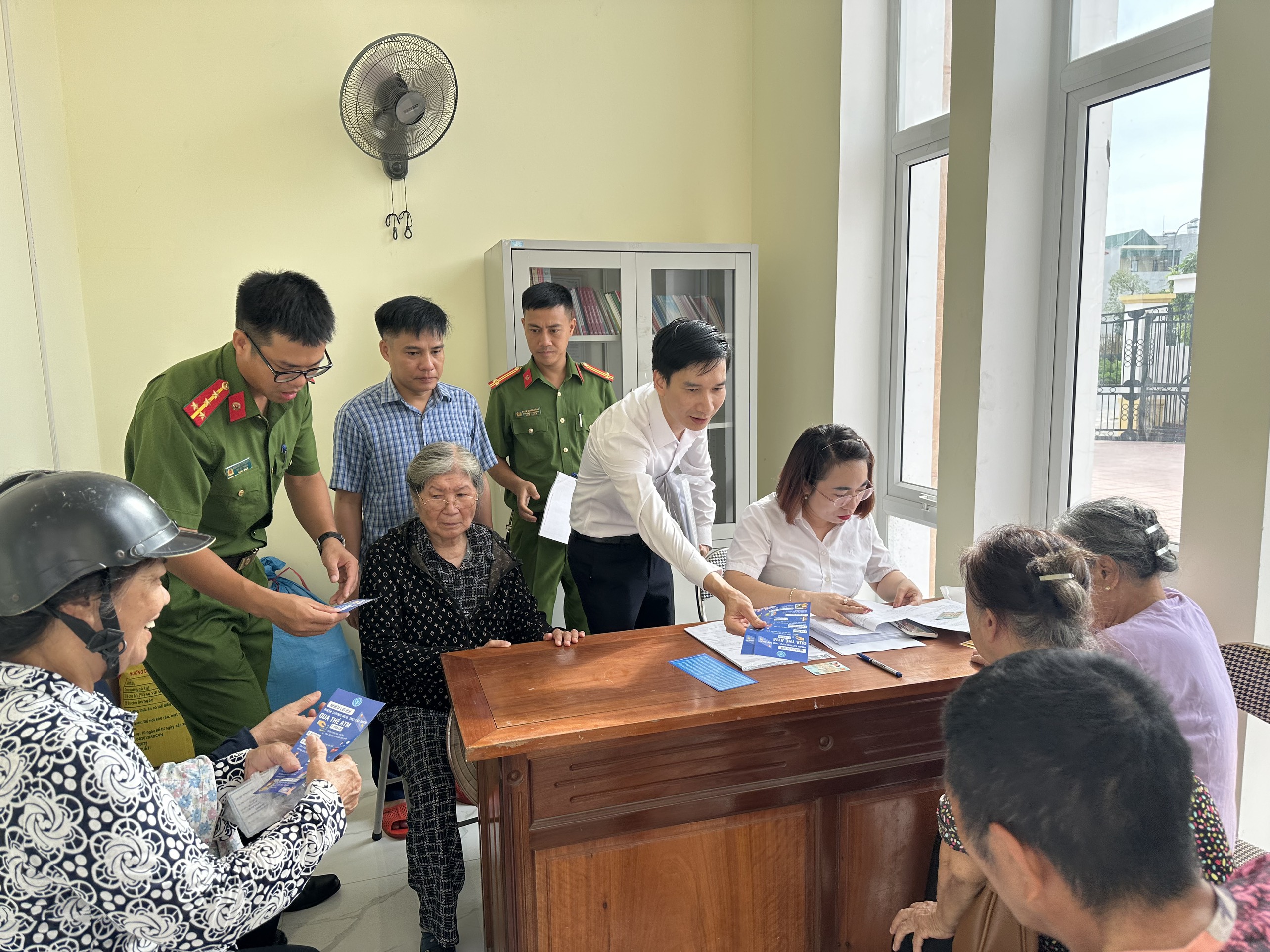 Công an quận Đồ Sơn:  Phối hợp vận động tuyên truyền các đối tượng hưởng lương hưu, trợ cấp BHXH nhận chi trả qua ATM